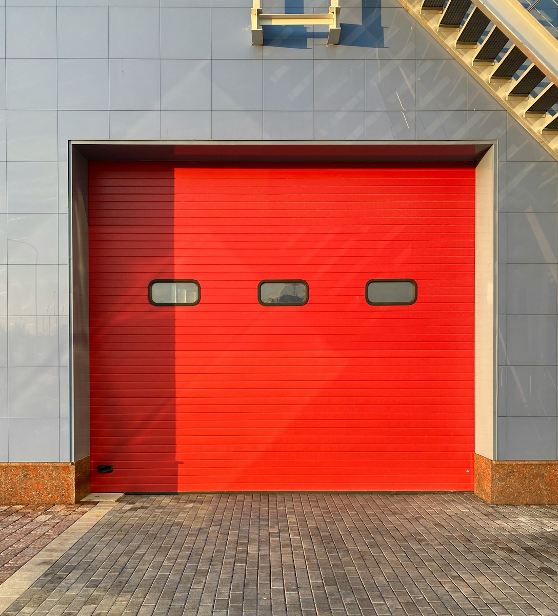 Gids voor het Kopen en Installeren van Overheaddeuren voor Garages en Bedrijfspanden