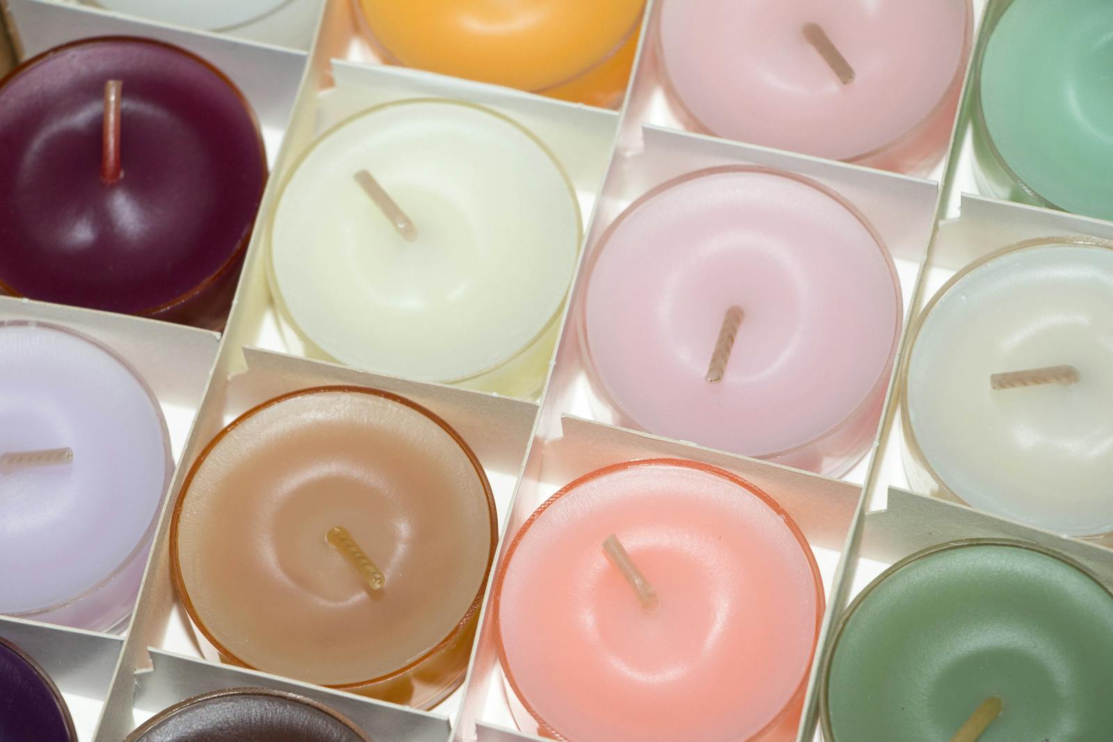 Ontdek de Luxe van Vegan Kaarsen en Geurstokjes voor een Duurzaam Thuis